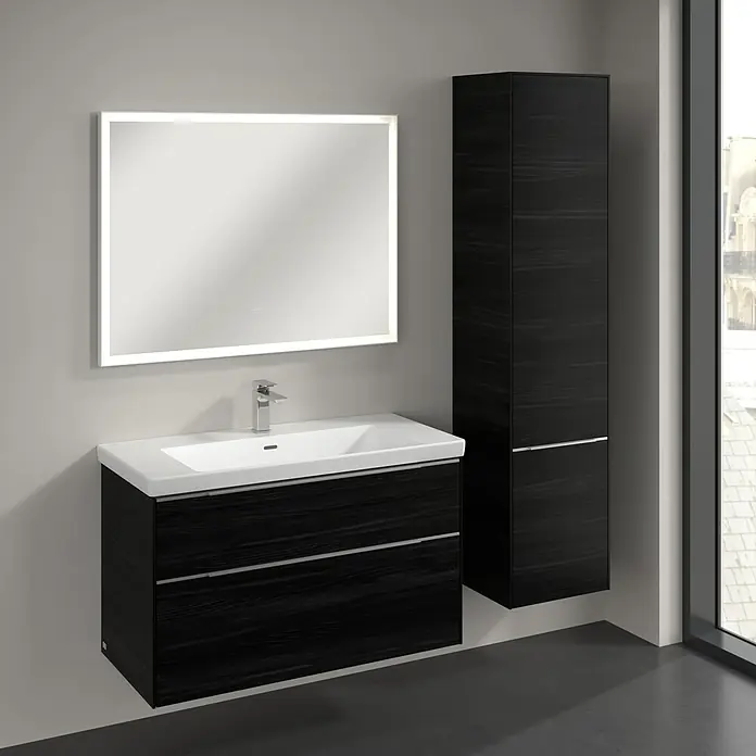 Villeroy & Boch Subway 3.0 Hochschrank - B x T x H: 40 x 36,2 x 171 cm, 2x Tür, Black Oak, Farbe Griff: Aluminium glänzend, DIN Anschlag: Rechts - Elegantes Badezimmer-Set mit einem schwarzen Waschtischunterschrank und einem hochglänzenden Spiegelschrank für moderne Badezimmergestaltung.