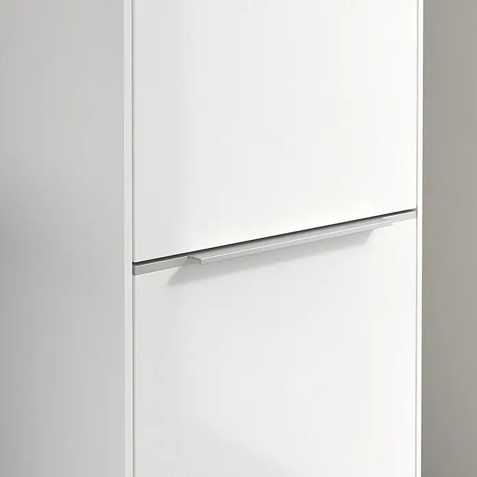 Villeroy & Boch Subway 3.0 Hochschrank - B x T x H: 40 x 36,2 x 171 cm, 2x Tür, Brilliant White, Farbe Griff: Aluminium glänzend, DIN Anschlag: Rechts - Nahaufnahme eines modernen weißen Badezimmerschranks mit einem schlanken, silbernen Griff. Stilvolles Design für ein elegantes Badezimmer.