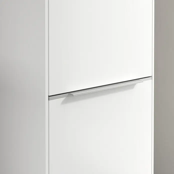Villeroy & Boch Subway 3.0 Hochschrank - B x T x H: 40 x 36,2 x 171 cm, 2x Tür, Pure White, Farbe Griff: Aluminium glänzend, DIN Anschlag: Rechts - Nahaufnahme eines weißen Schuhschranks mit einem modernen, silberfarbenen Griff. Praktische Aufbewahrungslösung für den Eingangsbereich.