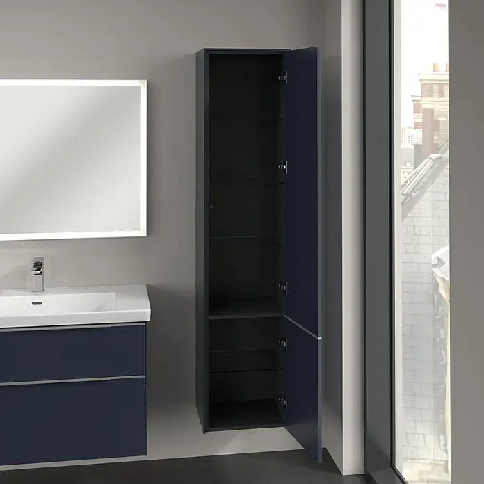 Villeroy & Boch Subway 3.0 Hochschrank - B x T x H: 40 x 36,2 x 171 cm, 2x Tür, Marine Blue, Farbe Griff: Aluminium glänzend, DIN Anschlag: Rechts - Badezimmeransicht mit einem blauen Waschtischunterschrank und einem hochschmalen Badschrank mit Glasböden, der an der Wand montiert ist.