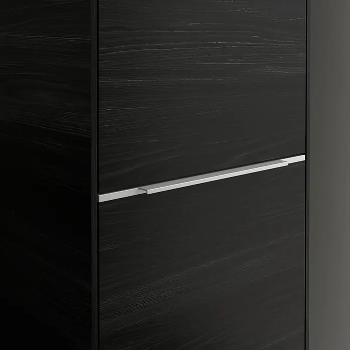 Villeroy & Boch Subway 3.0 Hochschrank - B x T x H: 40 x 36,2 x 171 cm, 2x Tür, Black Oak, Farbe Griff: Aluminium glänzend, DIN Anschlag: Rechts - Detailaufnahme eines modernen schwarzen Holzschranks mit einem eleganten, silberfarbenen Griff. Zeitloses Design für stilvolle Interieurs.