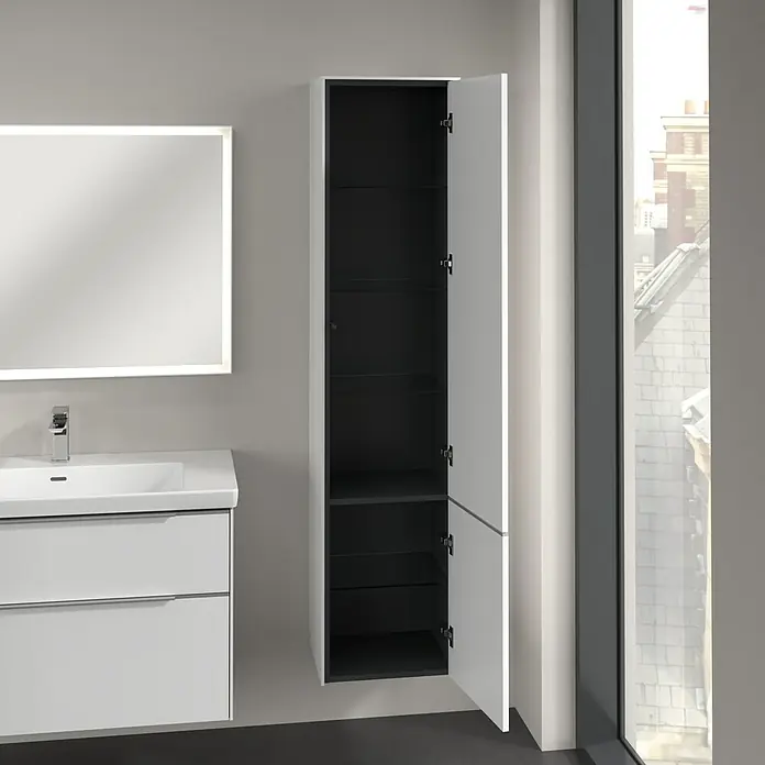 Villeroy & Boch Subway 3.0 Hochschrank - B x T x H: 40 x 36,2 x 171 cm, 2x Tür, Pure White, Farbe Griff: Aluminium glänzend, DIN Anschlag: Rechts - Ein hoher, weißer Badezimmerschrank mit offenen Türen präsentiert sein dunkles Inneres. Der Schrank hängt neben einem Fenster und einem Waschbecken.