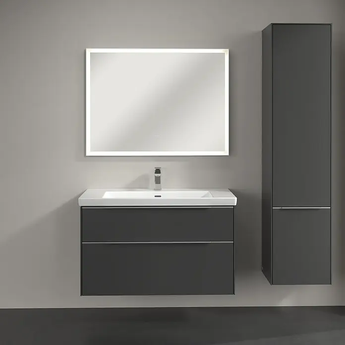Villeroy & Boch Subway 3.0 Hochschrank - B x T x H: 40 x 36,2 x 171 cm, 2x Tür, Graphite, Farbe Griff: Aluminium glänzend, DIN Anschlag: Rechts - Modernes Badezimmer-Ensemble mit grauem Waschtischunterschrank, weißem Aufsatzwaschbecken, LED-Spiegel und passendem Hochschrank.