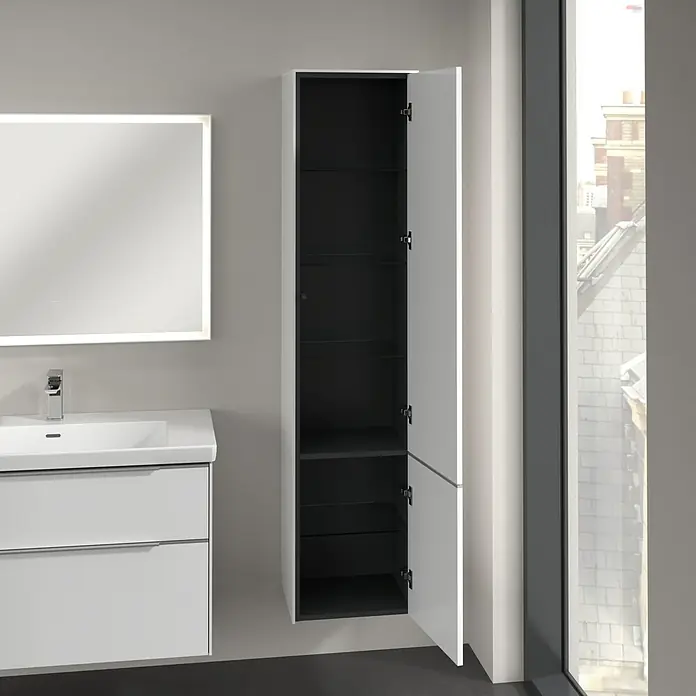Villeroy & Boch Subway 3.0 Hochschrank - B x T x H: 40 x 36,2 x 171 cm, 2x Tür, Brilliant White, Farbe Griff: Aluminium glänzend, DIN Anschlag: Rechts - Das Bild zeigt einen offenen weißen Badezimmerschrank mit dunklen Regalen, der neben einem Waschbecken und einem beleuchteten Spiegel hängt.