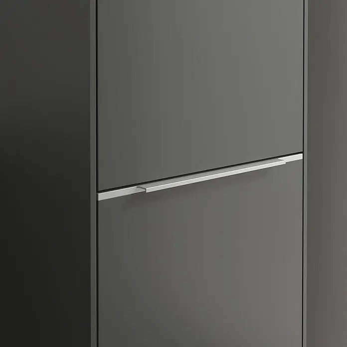 Villeroy & Boch Subway 3.0 Hochschrank - B x T x H: 40 x 36,2 x 171 cm, 2x Tür, Graphite, Farbe Griff: Aluminium glänzend, DIN Anschlag: Rechts - Nahaufnahme eines modernen, grauen Schuhschranks mit einem eleganten, silbernen Griff, der das minimalistische Design betont.
