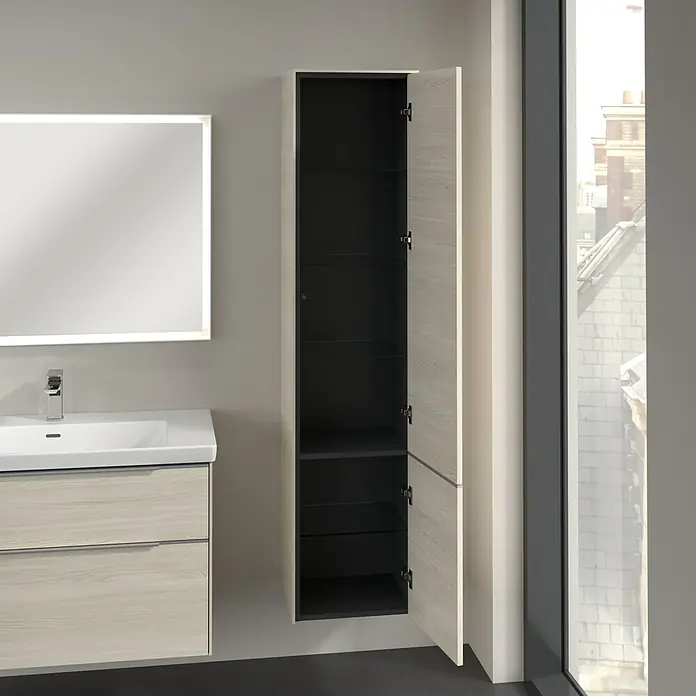 Villeroy & Boch Subway 3.0 Hochschrank - B x T x H: 40 x 36,2 x 171 cm, 2x Tür, White Oak, Farbe Griff: Aluminium glänzend, DIN Anschlag: Rechts - Ein offener, hochformatiger Badezimmerschrank mit hellen Holzmaserungstüren bietet Stauraum neben einem modernen Waschbecken und Spiegel.