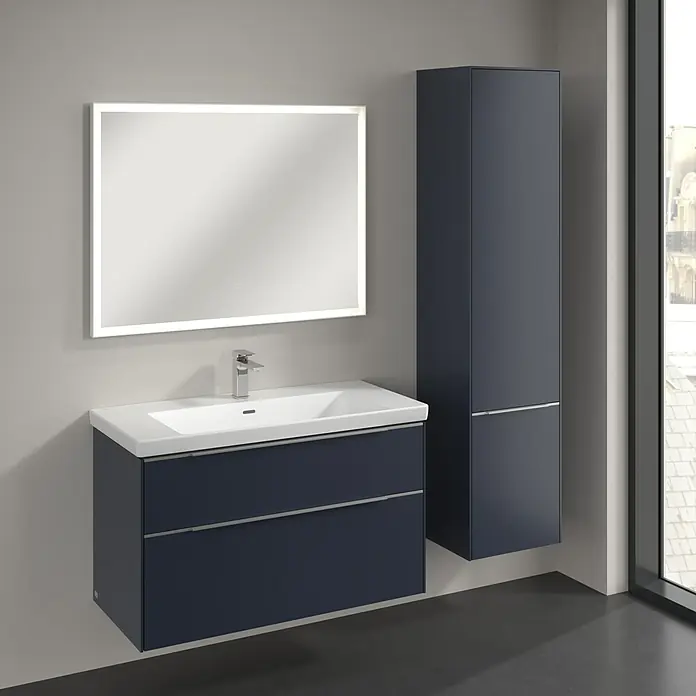 Villeroy & Boch Subway 3.0 Hochschrank - B x T x H: 40 x 36,2 x 171 cm, 2x Tür, Marine Blue, Farbe Griff: Aluminium glänzend, DIN Anschlag: Rechts - Elegantes Badezimmer-Set mit einem beleuchteten Spiegel, einem Waschtisch mit Schubladen und einem passenden Hochschrank in stilvollem Dunkelblau.