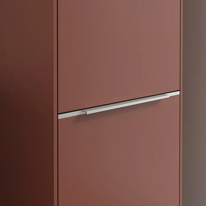 Villeroy & Boch Subway 3.0 Hochschrank - B x T x H: 40 x 36,2 x 171 cm, 2x Tür, Wine Red, Farbe Griff: Aluminium glänzend, DIN Anschlag: Rechts - Nahaufnahme eines modernen Schuhschranks in Braun mit einem schlanken, silberfarbenen Griff. Ideal für stilvolle Aufbewahrung.