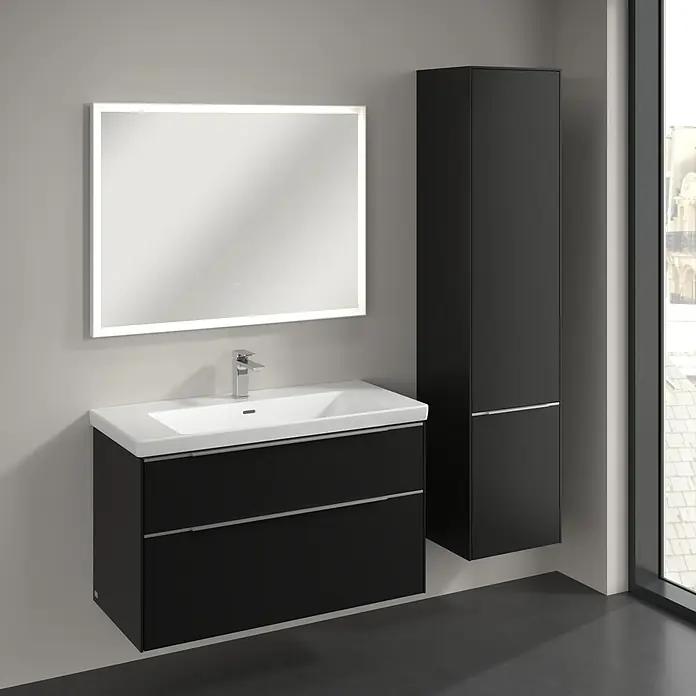 Villeroy & Boch Subway 3.0 Hochschrank - B x T x H: 40 x 36,2 x 171 cm, 2x Tür, Volcano Black, Farbe Griff: Aluminium glänzend, DIN Anschlag: Rechts - Modernes Badezimmer-Ensemble mit schwarzem Waschtischunterschrank, Aufsatzwaschbecken, beleuchtetem Spiegel und passendem Hochschrank.