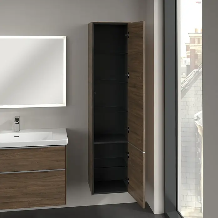 Villeroy & Boch Subway 3.0 Hochschrank - B x T x H: 40 x 36,2 x 171 cm, 2x Tür, Arizona Oak, Farbe Griff: Aluminium glänzend, DIN Anschlag: Rechts - Badezimmer mit einem Waschbeckenunterschrank und einem geöffneten, hochwandigem Badezimmerschrank zur Aufbewahrung von Badutensilien.