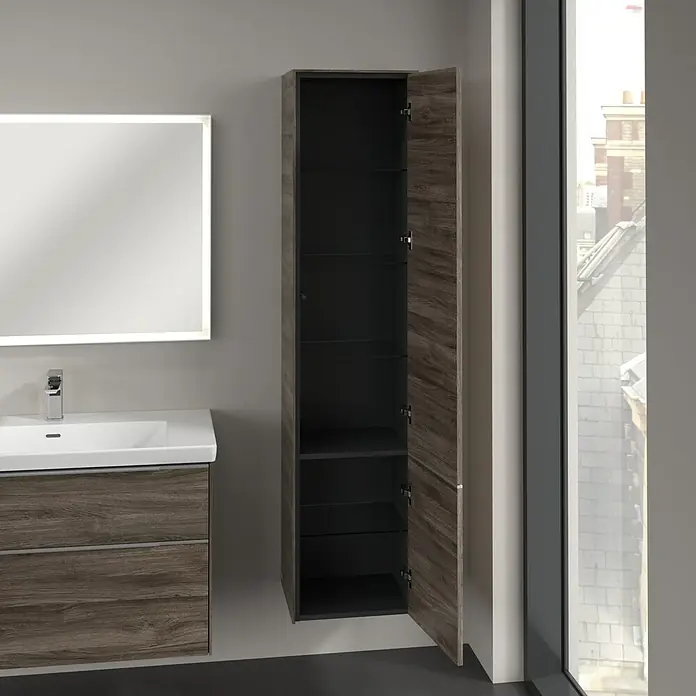 Villeroy & Boch Subway 3.0 Hochschrank - B x T x H: 40 x 36,2 x 171 cm, 2x Tür, Stone Oak, Farbe Griff: Aluminium glänzend, DIN Anschlag: Rechts - Ein hochformatiger Badezimmerschrank in Holzoptik mit offener Tür und Innenregalen neben einem Waschbecken und einem beleuchteten Spiegel.