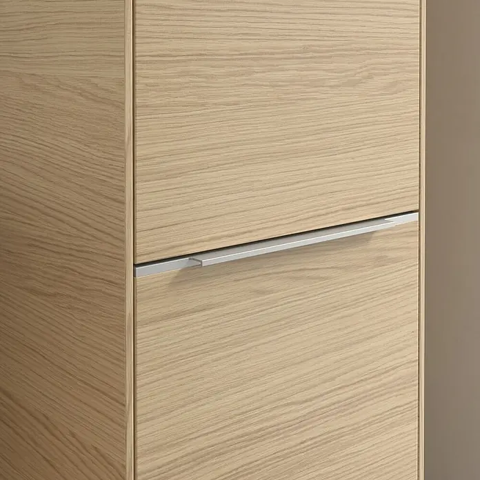 Villeroy & Boch Subway 3.0 Hochschrank - B x T x H: 40 x 36,2 x 171 cm, 2x Tür, Nordik oak, Farbe Griff: Aluminium glänzend, DIN Anschlag: Rechts - Nahaufnahme eines Holzschranks mit silbernem Griff.