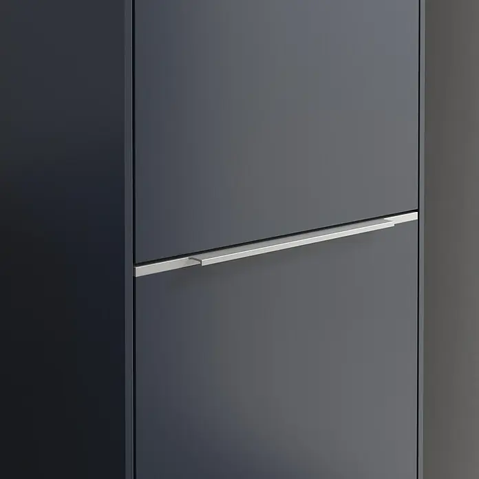 Villeroy & Boch Subway 3.0 Hochschrank - B x T x H: 40 x 36,2 x 171 cm, 2x Tür, Marine Blue, Farbe Griff: Aluminium glänzend, DIN Anschlag: Rechts - Nahaufnahme eines modernen grauen Schranks mit einem schlichten, silbernen Griff. Elegantes Möbelstück für stilvolle Wohnräume.