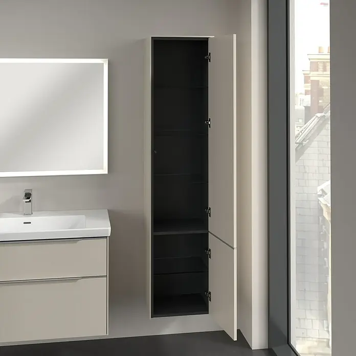 Villeroy & Boch Subway 3.0 Hochschrank - B x T x H: 40 x 36,2 x 171 cm, 2x Tür, Cashmere Grey, Farbe Griff: Aluminium glänzend, DIN Anschlag: Rechts - Bild eines modernen Badezimmers mit einem offenen, hohen Badezimmerschrank in Beige, der zusätzlichen Stauraum bietet.\n