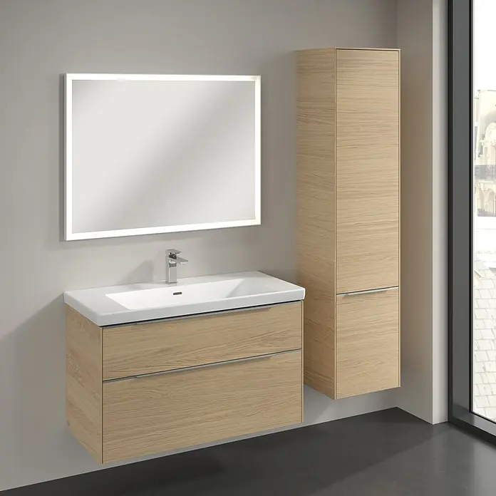 Villeroy & Boch Subway 3.0 Hochschrank - B x T x H: 40 x 36,2 x 171 cm, 2x Tür, Nordik oak, Farbe Griff: Aluminium glänzend, DIN Anschlag: Rechts - Ein modernes Badezimmer-Ensemble mit einem Waschtischunterschrank in Holzoptik, einem beleuchteten Spiegel und einem passenden Hochschrank.