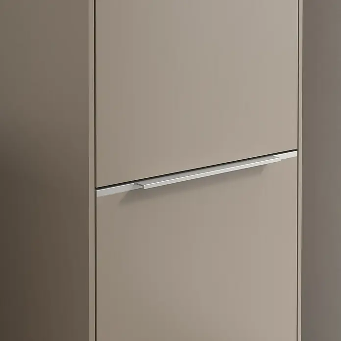 Villeroy & Boch Subway 3.0 Hochschrank - B x T x H: 40 x 36,2 x 171 cm, 2x Tür, Taupe, Farbe Griff: Aluminium glänzend, DIN Anschlag: Rechts - Nahaufnahme eines modernen Schuhschranks in Beige mit einem schlichten, silbernen Griff, der das elegante Design betont.\n