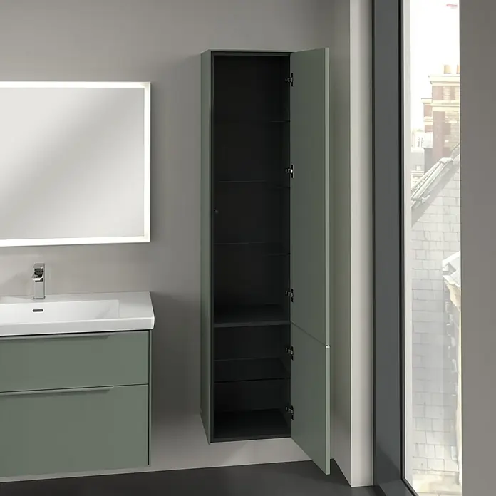 Villeroy & Boch Subway 3.0 Hochschrank - B x T x H: 40 x 36,2 x 171 cm, 2x Tür, Soft Green, Farbe Griff: Aluminium glänzend, DIN Anschlag: Rechts - Das Bild zeigt einen offenen, hohen Badezimmerschrank in Grün, der neben einem beleuchteten Spiegel und einem Waschbecken mit Unterschrank steht.