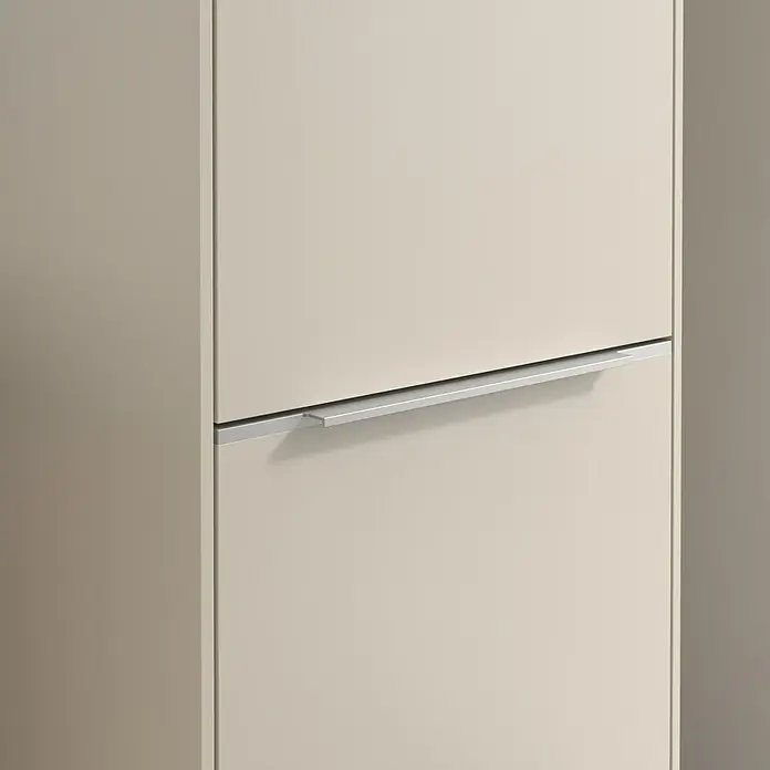 Villeroy & Boch Subway 3.0 Hochschrank - B x T x H: 40 x 36,2 x 171 cm, 2x Tür, Cashmere Grey, Farbe Griff: Aluminium glänzend, DIN Anschlag: Rechts - Schrank mit zwei beigen Türen und einem langen, silbernen Griff. Das Möbelstück wirkt modern und minimalistisch.