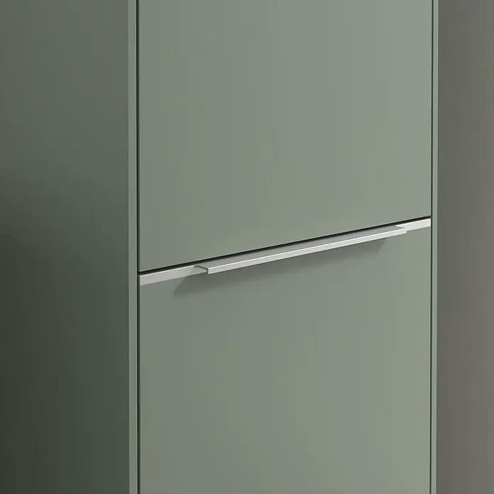 Villeroy & Boch Subway 3.0 Hochschrank - B x T x H: 40 x 36,2 x 171 cm, 2x Tür, Soft Green, Farbe Griff: Aluminium glänzend, DIN Anschlag: Rechts - Nahaufnahme eines modernen, grünen Schranks mit einem eleganten, silbernen Griff, der die schlichte Linienführung des Möbelstücks betont.