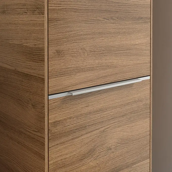 Villeroy & Boch Subway 3.0 Hochschrank - B x T x H: 40 x 36,2 x 171 cm, 2x Tür, Kansas Oak, Farbe Griff: Aluminium glänzend, DIN Anschlag: Rechts - Detailaufnahme eines Holzschranks mit einem schlanken, silbernen Griff, der die natürliche Maserung des Holzes hervorhebt.