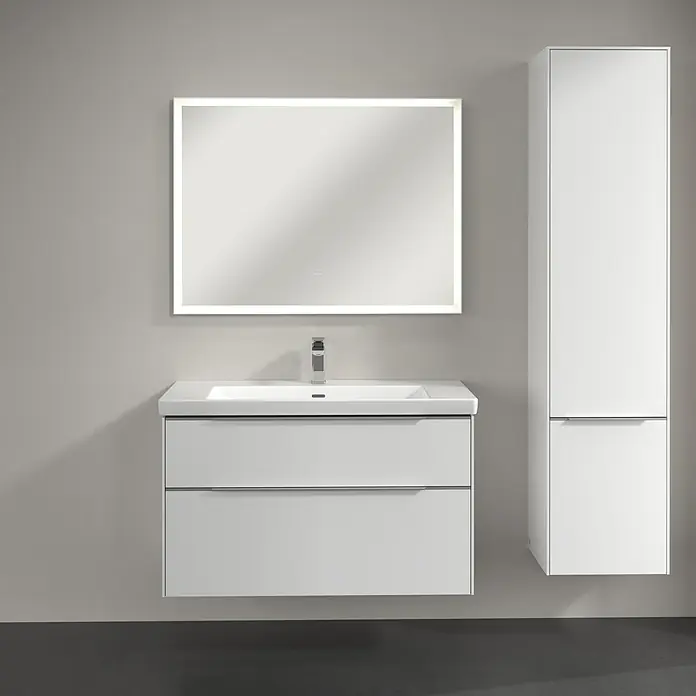 Villeroy & Boch Subway 3.0 Hochschrank - B x T x H: 40 x 36,2 x 171 cm, 2x Tür, Brilliant White, Farbe Griff: Aluminium glänzend, DIN Anschlag: Rechts - Ein moderner Badezimmerschrank in Weiß mit einem beleuchteten Spiegel und einem hohen Seitenschrank, die ein stilvolles Ensemble bilden.