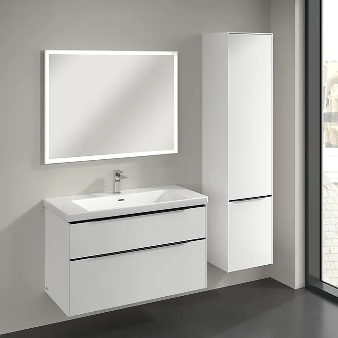 Villeroy & Boch Subway 3.0 Hochschrank - B x T x H: 40 x 36,2 x 171 cm, 2x Tür, Pure White, Farbe Griff: Volcano black, DIN Anschlag: Rechts - Bild eines modernen Badezimmers mit weißem Waschtisch, beleuchtetem Spiegel und passendem Hochschrank.