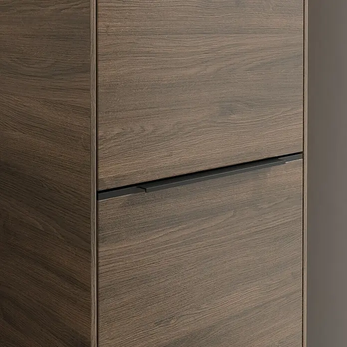 Villeroy & Boch Subway 3.0 Hochschrank - B x T x H: 40 x 36,2 x 171 cm, 2x Tür, Arizona Oak, Farbe Griff: Volcano black, DIN Anschlag: Rechts - Detailaufnahme eines stilvollen Schuhschranks in dunklem Holzdekor mit einem schlichten, schwarzen Griff, der das moderne Design unterstreicht.