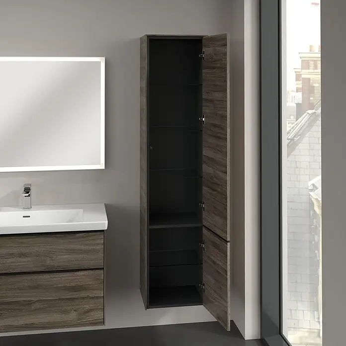 Villeroy & Boch Subway 3.0 Hochschrank - B x T x H: 40 x 36,2 x 171 cm, 2x Tür, Stone Oak, Farbe Griff: Volcano black, DIN Anschlag: Rechts - Elegantes Badezimmer-Interieur mit einem modernen Waschbeckenunterschrank und einem passenden, offenen Hochschrank in Holzoptik.