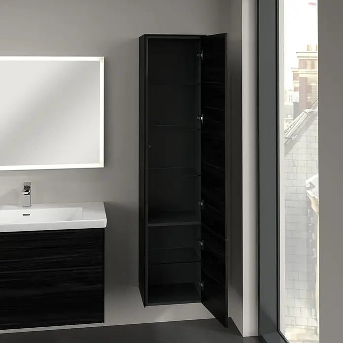 Villeroy & Boch Subway 3.0 Hochschrank - B x T x H: 40 x 36,2 x 171 cm, 2x Tür, Black Oak, Farbe Griff: Volcano black, DIN Anschlag: Rechts - Offener schwarzer Badezimmerschrank mit Glasregalen neben einem beleuchteten Spiegel und einem Waschbecken.