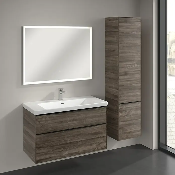 Villeroy & Boch Subway 3.0 Hochschrank - B x T x H: 40 x 36,2 x 171 cm, 2x Tür, Stone Oak, Farbe Griff: Volcano black, DIN Anschlag: Rechts - Ein stilvolles Badezimmer-Ensemble mit einem Waschtischunterschrank in Holzoptik, einem beleuchteten Spiegel und einem passenden Hochschrank.