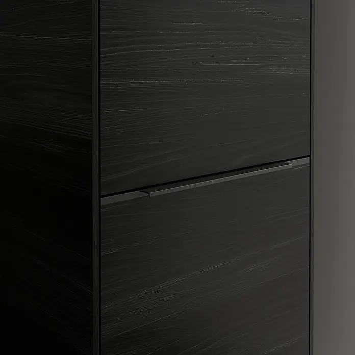 Villeroy & Boch Subway 3.0 Hochschrank - B x T x H: 40 x 36,2 x 171 cm, 2x Tür, Black Oak, Farbe Griff: Volcano black, DIN Anschlag: Rechts - Nahaufnahme eines schwarzen Holzschranks mit Griff. Das Bild zeigt die Details der Holzmaserung und des schlichten Designs.