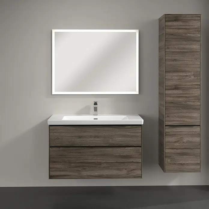Villeroy & Boch Subway 3.0 Hochschrank - B x T x H: 40 x 36,2 x 171 cm, 2x Tür, Stone Oak, Farbe Griff: Volcano black, DIN Anschlag: Rechts - Ein modernes Badezimmer-Set mit einem Waschtischunterschrank in Holzoptik, einem beleuchteten Spiegel und einem passenden Hochschrank.