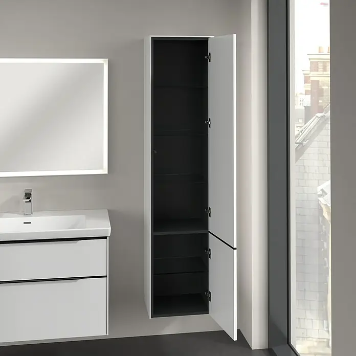 Villeroy & Boch Subway 3.0 Hochschrank - B x T x H: 40 x 36,2 x 171 cm, 2x Tür, Pure White, Farbe Griff: Volcano black, DIN Anschlag: Rechts - Ein modernes Badezimmer mit einem Waschbeckenunterschrank, einem beleuchteten Spiegel und einem offenen, hängenden Badezimmerschrank.