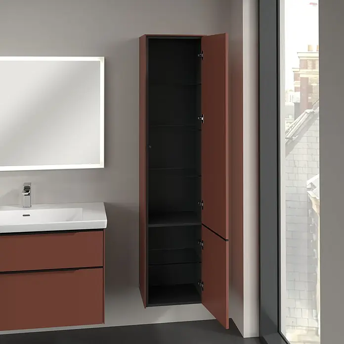Villeroy & Boch Subway 3.0 Hochschrank - B x T x H: 40 x 36,2 x 171 cm, 2x Tür, Wine Red, Farbe Griff: Volcano black, DIN Anschlag: Rechts - Hochformatiger Badezimmerschrank mit Regalen in Terrakottafarbe neben einem Waschbecken mit beleuchtetem Spiegel.