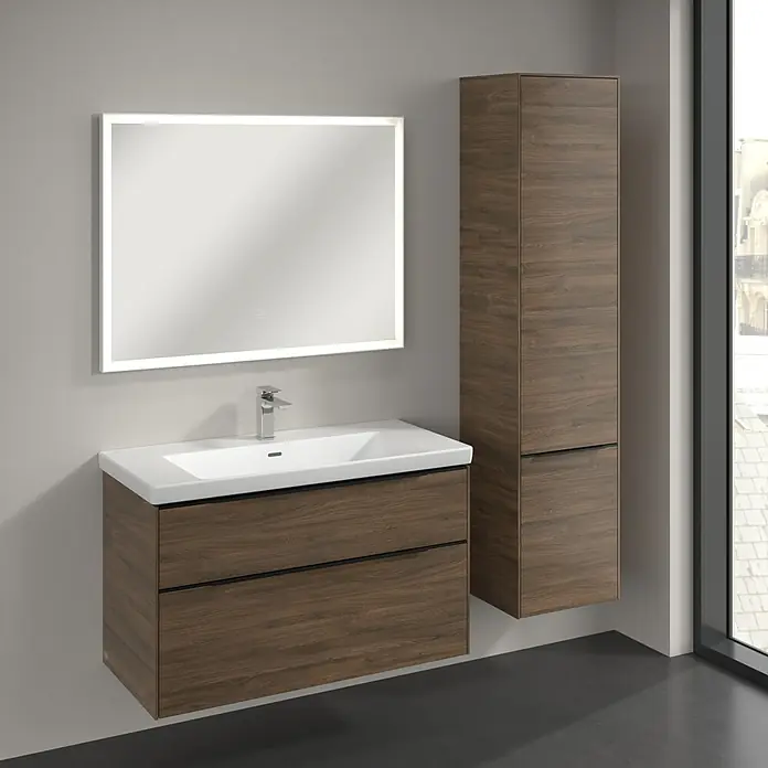 Villeroy & Boch Subway 3.0 Hochschrank - B x T x H: 40 x 36,2 x 171 cm, 2x Tür, Arizona Oak, Farbe Griff: Volcano black, DIN Anschlag: Rechts - Modernes Badezimmerensemble mit Waschtischunterschrank in Holzoptik, LED-Spiegel und passendem Hochschrank.