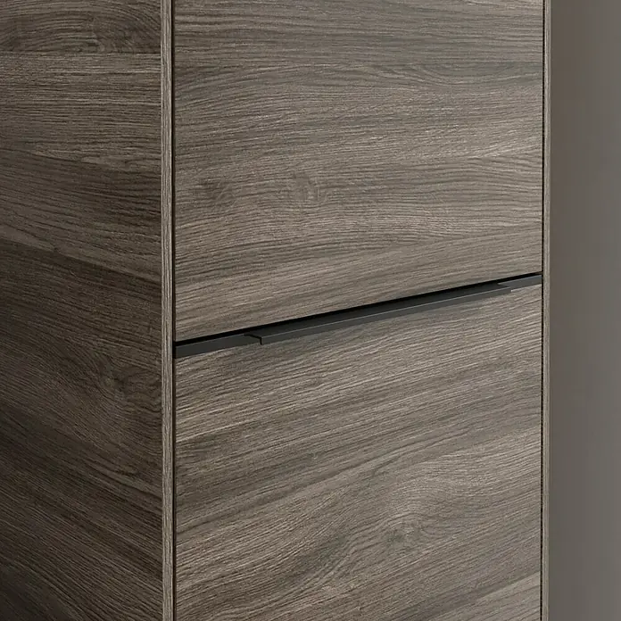 Villeroy & Boch Subway 3.0 Hochschrank - B x T x H: 40 x 36,2 x 171 cm, 2x Tür, Stone Oak, Farbe Griff: Volcano black, DIN Anschlag: Rechts - Nahaufnahme eines modernen Holzschranks mit minimalistischem Design und schlichtem, schwarzem Griff. Edle Holzmaserung sichtbar.