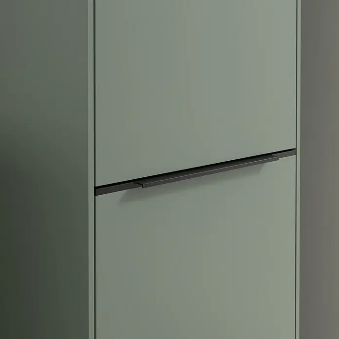 Villeroy & Boch Subway 3.0 Hochschrank - B x T x H: 40 x 36,2 x 171 cm, 2x Tür, Soft Green, Farbe Griff: Volcano black, DIN Anschlag: Rechts - Nahaufnahme eines modernen, grünen Schranks mit einem langen, schwarzen Griff, der elegantes Design und Funktionalität vereint.