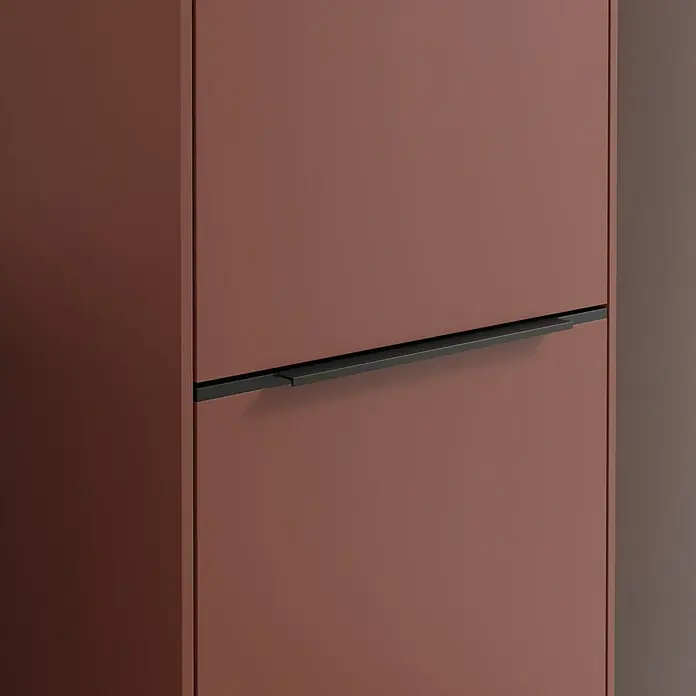 Villeroy & Boch Subway 3.0 Hochschrank - B x T x H: 40 x 36,2 x 171 cm, 2x Tür, Wine Red, Farbe Griff: Volcano black, DIN Anschlag: Rechts - Nahaufnahme eines modernen Schuhschranks in einem warmen Farbton mit einem schlanken, schwarzen Griff, der sich horizontal erstreckt.