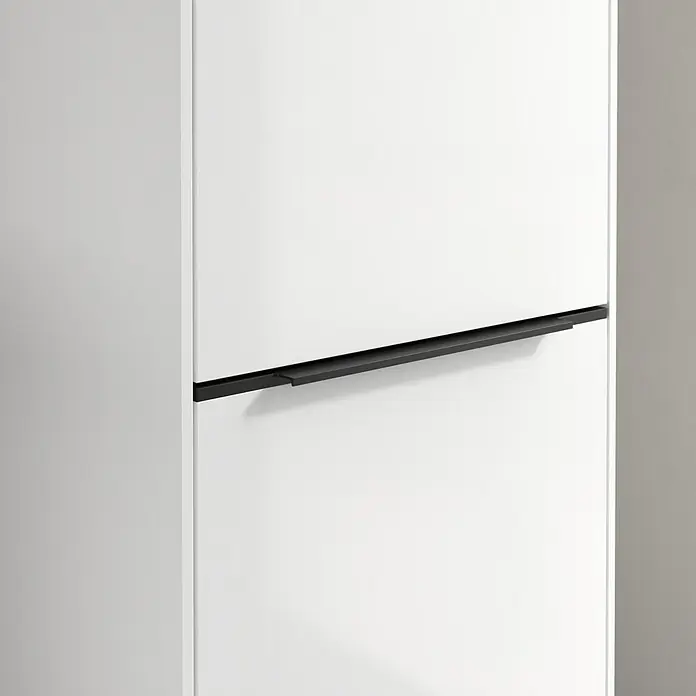 Villeroy & Boch Subway 3.0 Hochschrank - B x T x H: 40 x 36,2 x 171 cm, 2x Tür, Brilliant White, Farbe Griff: Volcano black, DIN Anschlag: Rechts - Nahaufnahme eines weißen Schranks mit einem eleganten, schwarzen Griff. Minimalistisch und modern im Design.