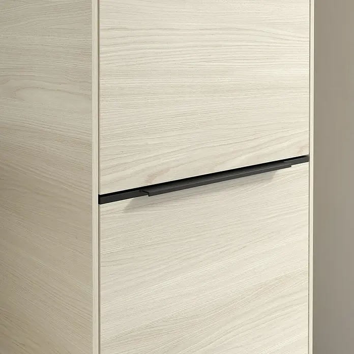 Villeroy & Boch Subway 3.0 Hochschrank - B x T x H: 40 x 36,2 x 171 cm, 2x Tür, White Oak, Farbe Griff: Volcano black, DIN Anschlag: Rechts - Nahaufnahme eines modernen Holzschranks mit einem eleganten, schwarzen Griff. Das helle Holz und der dunkle Griff bilden einen schönen Kontrast.