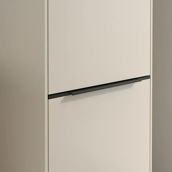 Villeroy & Boch Subway 3.0 Hochschrank - B x T x H: 40 x 36,2 x 171 cm, 2x Tür, Cashmere Grey, Farbe Griff: Volcano black, DIN Anschlag: Rechts - Nahaufnahme eines modernen, beigen Schranks mit einem eleganten, schwarzen Griff, der das minimalistische Design hervorhebt.