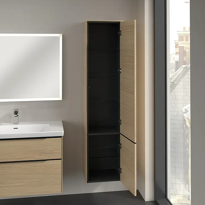 Villeroy & Boch Subway 3.0 Hochschrank - B x T x H: 40 x 36,2 x 171 cm, 2x Tür, Nordik oak, Farbe Griff: Volcano black, DIN Anschlag: Rechts - Ein offener, hochformatiger Badezimmerschrank in Holzoptik mit dunklen Regalen und einem eleganten Design. Er bietet viel Stauraum im modernen Bad.