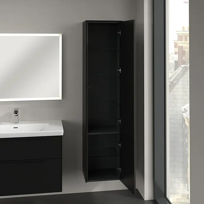 Villeroy & Boch Subway 3.0 Hochschrank - B x T x H: 40 x 36,2 x 171 cm, 2x Tür, Volcano Black, Farbe Griff: Volcano black, DIN Anschlag: Rechts - Ein modernes Badezimmer mit einem Waschbeckenunterschrank, einem beleuchteten Spiegel und einem hoch hängenden offenen Badezimmerschrank in Schwarz.