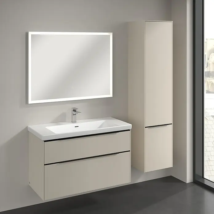 Villeroy & Boch Subway 3.0 Hochschrank - B x T x H: 40 x 36,2 x 171 cm, 2x Tür, Cashmere Grey, Farbe Griff: Volcano black, DIN Anschlag: Rechts - Ein modernes Badezimmer-Set mit einem Waschtischunterschrank, einem hohen Schrank und einem beleuchteten Spiegel.