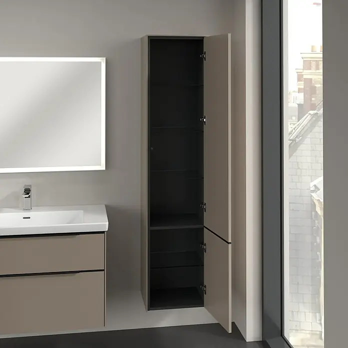 Villeroy & Boch Subway 3.0 Hochschrank - B x T x H: 40 x 36,2 x 171 cm, 2x Tür, Taupe, Farbe Griff: Volcano black, DIN Anschlag: Rechts - Badezimmer mit Spiegelschrank über dem Waschbecken und einem offenen, hohen Badezimmerschrank, der zusätzlichen Stauraum bietet.
