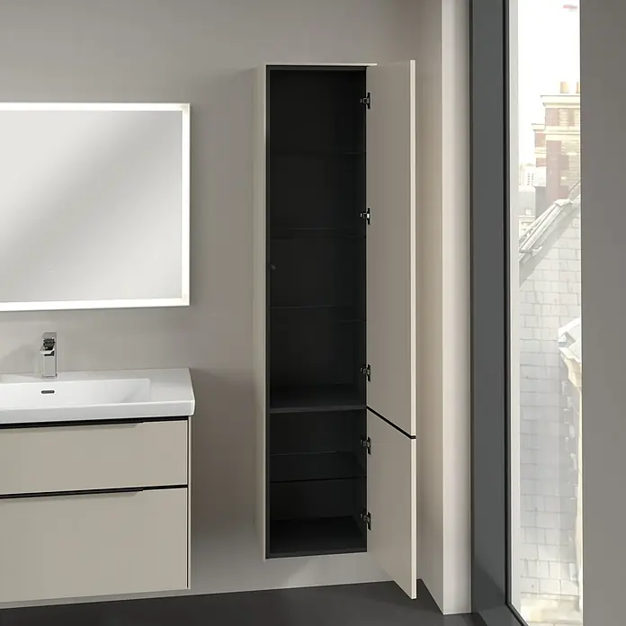 Villeroy & Boch Subway 3.0 Hochschrank - B x T x H: 40 x 36,2 x 171 cm, 2x Tür, Cashmere Grey, Farbe Griff: Volcano black, DIN Anschlag: Rechts - Ein Badezimmer mit einem beleuchteten Spiegel über einem Waschtisch und einem hohen, offenen Badezimmerschrank mit schwarzen Regalen.