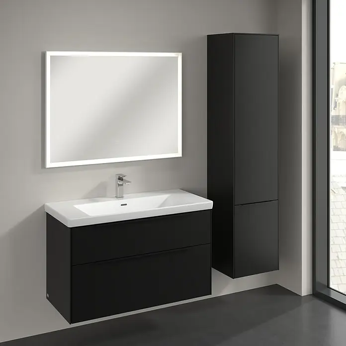 Villeroy & Boch Subway 3.0 Hochschrank - B x T x H: 40 x 36,2 x 171 cm, 2x Tür, Volcano Black, Farbe Griff: Volcano black, DIN Anschlag: Rechts - Modernes Badezimmer-Ensemble mit schwarzem Waschtischunterschrank, Aufsatzwaschbecken und beleuchtetem Spiegel für stilvolles Ambiente.