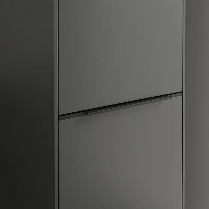 Villeroy & Boch Subway 3.0 Hochschrank - B x T x H: 40 x 36,2 x 171 cm, 2x Tür, Graphite, Farbe Griff: Volcano black, DIN Anschlag: Rechts - Detailaufnahme eines modernen, grauen Möbelstücks mit einem schlichten, horizontalen Griff. Elegantes Design und hochwertige Verarbeitung.