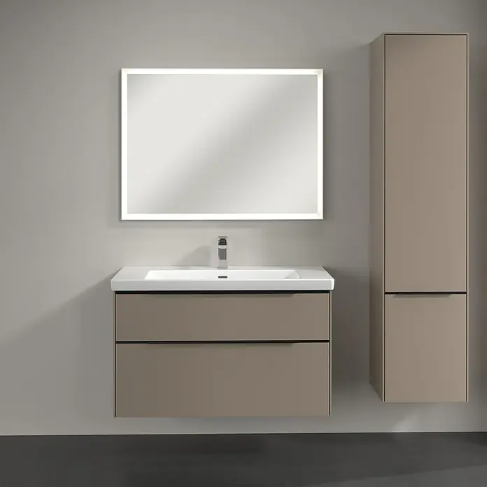 Villeroy & Boch Subway 3.0 Hochschrank - B x T x H: 40 x 36,2 x 171 cm, 2x Tür, Taupe, Farbe Griff: Volcano black, DIN Anschlag: Rechts - Badezimmer mit einem Waschtischunterschrank in Taupe, einem Waschbecken, einem beleuchteten Spiegel und einem passenden Hochschrank.