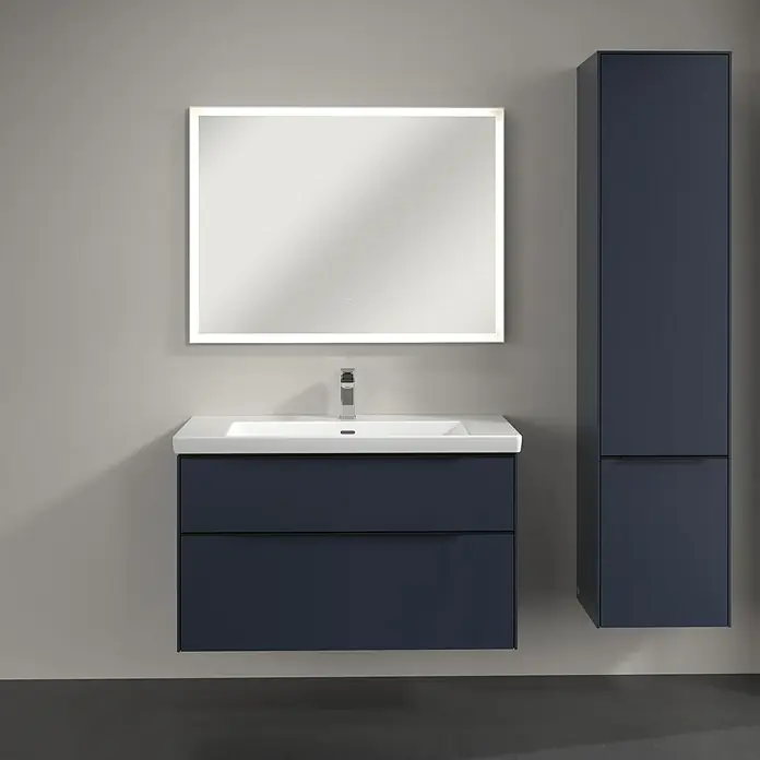 Villeroy & Boch Subway 3.0 Hochschrank - B x T x H: 40 x 36,2 x 171 cm, 2x Tür, Marine Blue, Farbe Griff: Volcano black, DIN Anschlag: Rechts - Moderne Badezimmereinrichtung mit einem Marineblauen Waschtischunterschrank, einem beleuchteten Spiegel und einem passenden Hochschrank.